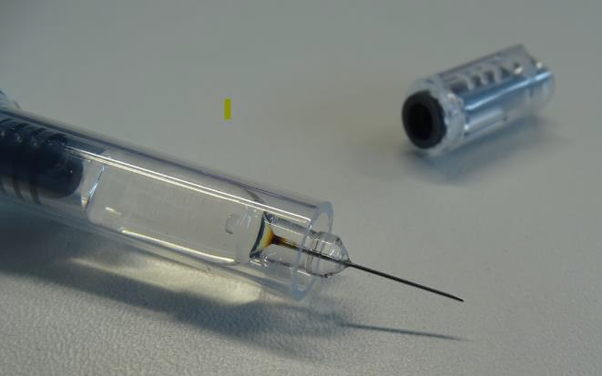 Figura 1: Exemplu de seringă cu baza acului colorată